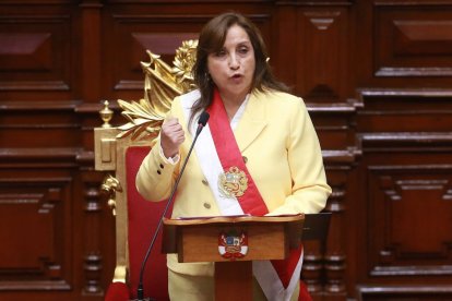 La presidenta del Perú Dina Boularte durante un discurso.