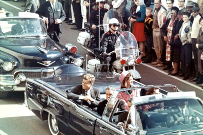 La caravana presidencial de JFK momentos antes del magnicidio.