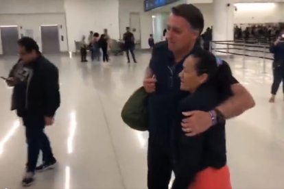 Bolsonaro posa con simpatizantes en el aeropuerto de Florida.