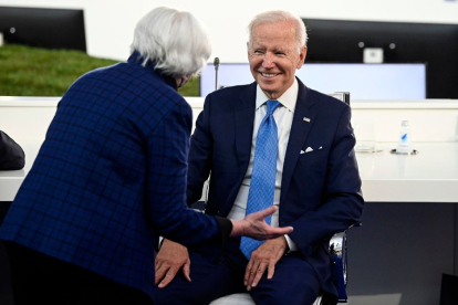 El presidente de los Estados Unidos, Joe Biden, dialoga con la secretaria del Tesoro, Janet Yellen.