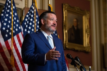 El senador republicano Ted Cruz dando un discurso frente a unas banderas norteamericanas.