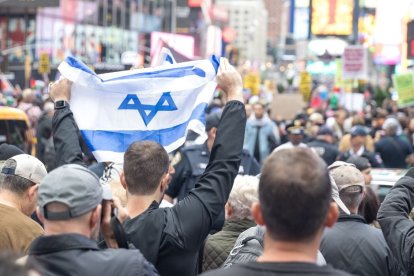 Imagen de archivo de manifestantes con banderas de Israel una marcha en Nueva York.