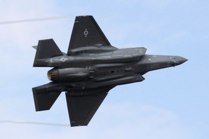 Imagen de un F-35 volando.