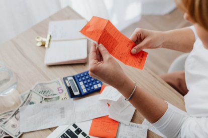 mujer dinero, estresada