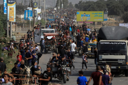 Imagen de archivo de una caravana de palestinos dirigiéndose al sur de Gaza debido a las instrucciones de Israel de que atacaría el norte para acabar al grupo terrorista Hamás.