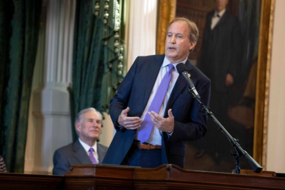 El fiscal general de Texas, Ken Paxton, durante una comparecencia.