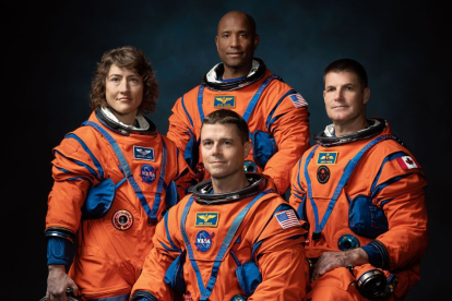 La tripulación de la misión Artemis II de la NASA (de izquierda a derecha): Los astronautas de la NASA Christina Hammock Koch, Reid Wiseman (sentado), Victor Glover y el astronauta de la Agencia Espacial Canadiense Jeremy Hansen.