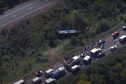 Captura de pantalla del accidente de autobús que tuvo lugar en la I-84 y que provocó la muerte de dos personas y más de 40 heridos en el condado de Orange, Nueva York el jueves, 21 de septiembre de 2023.