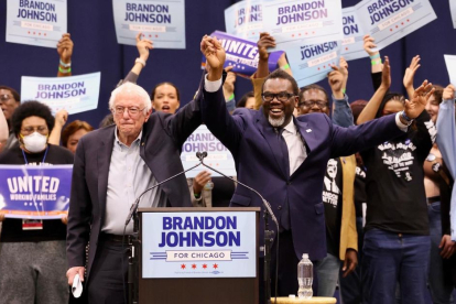 El nuevo alcalde de Chicago Brandon Johnson con Bernie Sanders en un mítin durante las elecciones a alcalde de Chicago.