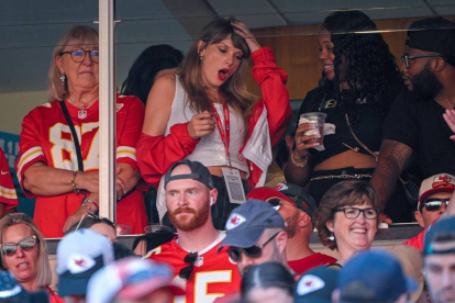Taylor Swift en el Arrowhead Stadium animando a Travis Kelce el domingo24 de septiembre de 2023.