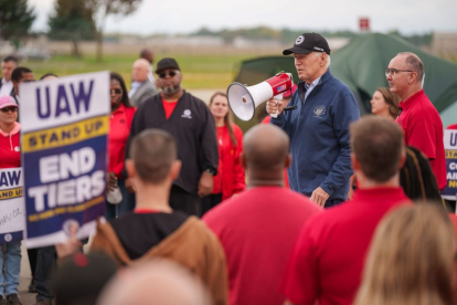 El presidente Joe Biden acude a un piquete de la UAW, sindicato que convocó la huelga de los trabajadores del sector del automóvil. 26 de septiembre de 2023.