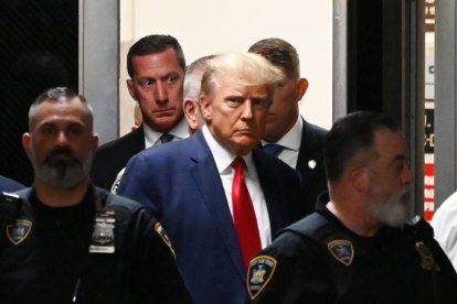 El expresidente Donald Trump entra en la sala de los juzgados de Nueva York para prestar declaración