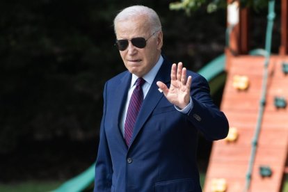 El presidente Joe Biden saludando a cámara.