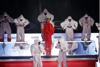 Rihanna, protagonista del Super Bowl al desvelar su embarazo durante su actuación el el descanso.