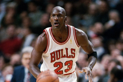 Michael Jordan durante un partido con los Chicago Bulls en 1995 (foto de archivo)