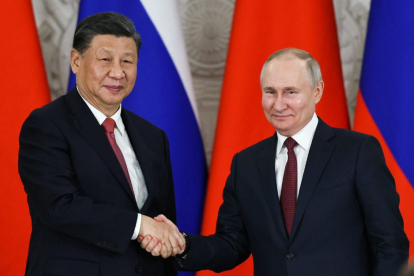 Los autócratas de China y Rusia se saludan tras haber firmado acuerdos en Moscú en Marzo de 2023.