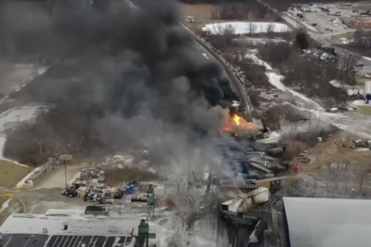 Tren de mercancías tóxicas que descarriló en East Palestine (Ohio) el 3 de febrero de 2023.