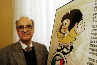 Imagen de archivo de Quino junto a un póster de Mafalda. Su personaje cumple 59 años.