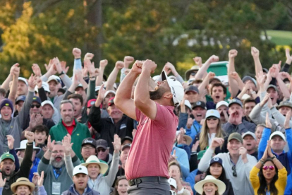 El golfista español Jon Rahm celebra su victoria en el Masters de Augusta