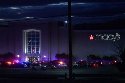 A shooting at the Cielo Vista Mall (El Paso, Texas) leaves at least one dead.