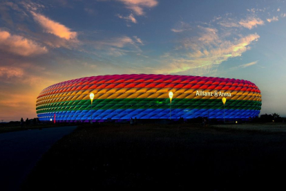 Allianz Arena, estadio del Bayern de Múnich (Alemania), con los colores de la bandera LGBT.
