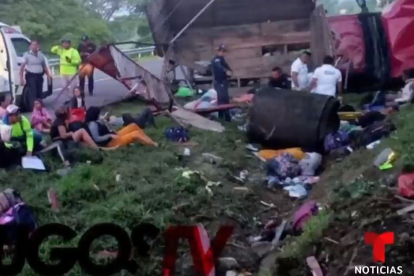 Al menos diez muertos en un accidente de tránsito de un camión que transportaba inmigrantes en México | Captura de pantalla Telemundo