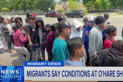 Cientos de inmigrantes colapsan el aeropuerto de O'Hare en Chicago