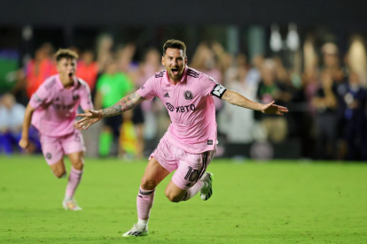 Leo Messi, celebrando el gol que anotó en su debut con el Inter Miami.