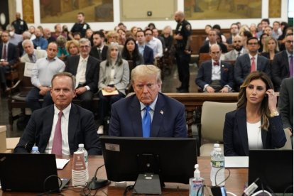 Donald Trump, durante el juicio por fraude en NY junto a sus abogados.