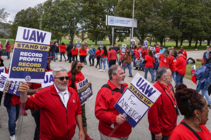 Imagen de la huelga de fabricantes de automóvil en la que participan empleados de Ford, General Motors y Stallantis. UAW.