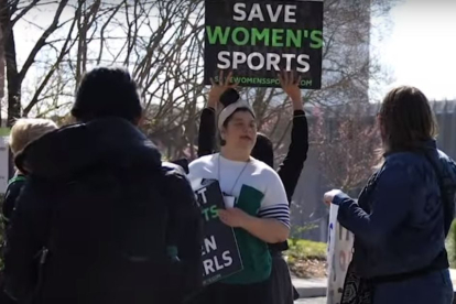 (Protestors Against Lia Thomas Stand Outside & Attend Women's NCAA Championships/ Captura video Youtube)