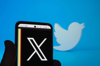 Imagen del logo actual de "X" en primer plano. Detrás imagen del pájaro Larry, el anterior logotipo que usaba la red social conocida como Twitter.