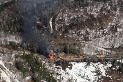 Foto aérea de un tren descarrilado en una zona boscosa de Maine.