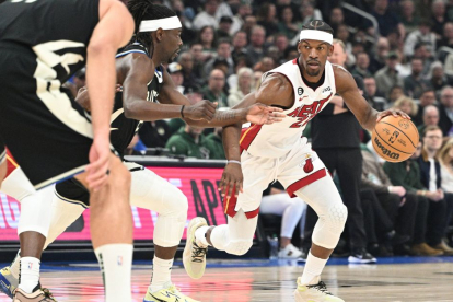 Jimmy Butler, jugador de Miami Heat, entra a canasta en el primer partido de la serie de los Playoffs de la NBA 2023 ante Milwaukee Bucks. La franquicia de Florida venció.