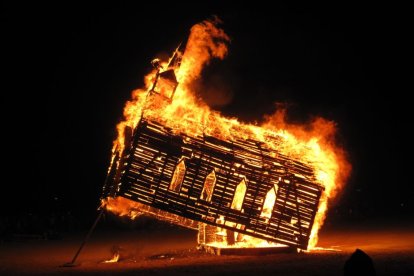 Imagen de una iglesia ardiendo.