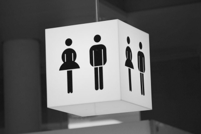 Señalización de baños. Imagen empleada para representar los baños que se diferencian de forma biológica y no atendiendo a la identidad de género con la que se identifican los transgénero.