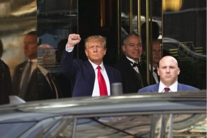Donald Trump vuelve a la Torre Trump y saluda a sus partidarios tras declarar