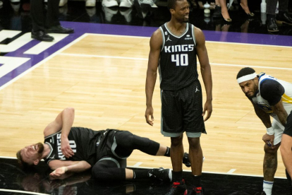 Draymond Green, jugador de Gold State Warriors, agredió a Domantas Sabonis, pívot de Sacramento Kings, pisándole en el pecho durante el segundo juego de la primera ronda de los Playoffs de la NBA 2023.