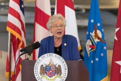 Kay Ivey, gobernadora de Alabama, durante una comparecencia de prensa.