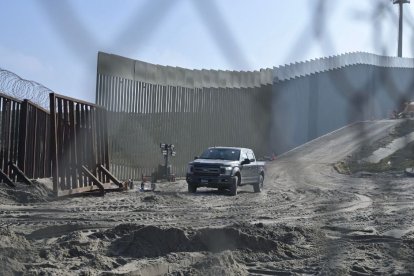 La Administración Biden enfrenta críticas por vender partes del muro fronterizo