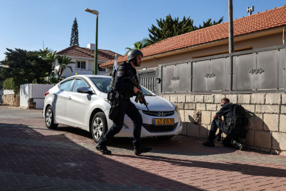 Oficiales de Policía se protegen de un ataque desde la Franja de Gaza.