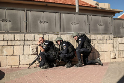 Tres militares en posición de ataque en una de las calles de una ciudad situada al sur de Israel.