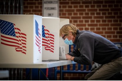 Fotografía de un hombre votando en las elecciones de 2020.