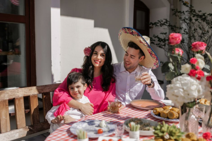 Un matrimonio hispano con su hijo.