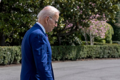 El presidente de Estados Unidos, Joe Biden, camina cabizbajo por los jardines de la Casa Blanca. Imagen de archivo.