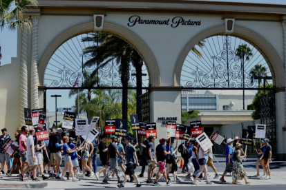 Piquetes de los actores y los guionistas frente a la sede de Paramount en la primera semana que ambos se declararon la huelga a Hollywood.