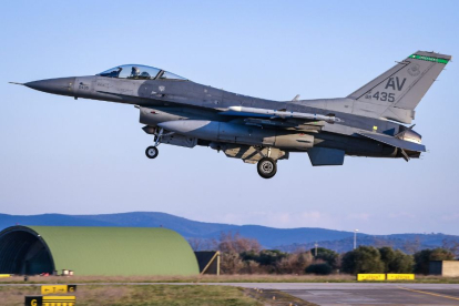 Un avión de combate F-16, fabricado por el contratista militar estadounidense Lookheed