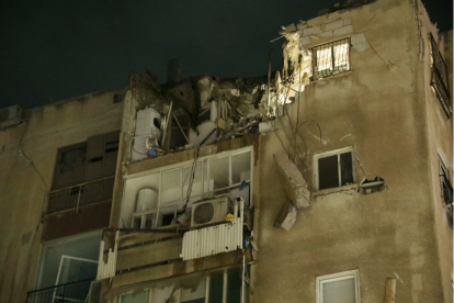 Un edificio bombardeado por los terroristas en Tel Aviv