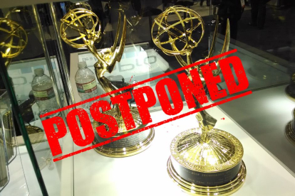 Imagen de dos premios Emmy con el logo en PNG de "Pospuesto". La  75ª entrega anual de los premios se ha pospuesto debido a la huelga de Hollywood
