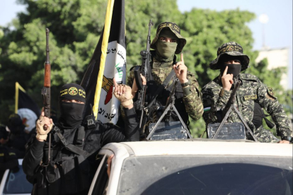 Miembros de la Yihad Palestina sobre un camioneta pick up.